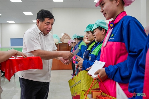 Động viên, tặng quà Tết tới hoàn cảnh khó khăn tại Ninh Thuận